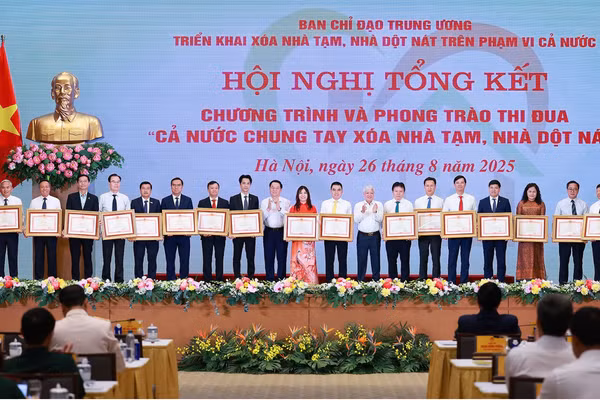 Techcombank cùng các doanh nghiệp vinh dự nhận bằng khen từ Thủ tướng Chính phủ, ghi nhận những đóng góp nổi bật trong chương trình “Cả nước chung tay xóa nhà tạm, nhà dột nát năm 2025”. Ảnh: Dương Giang - TTXVN