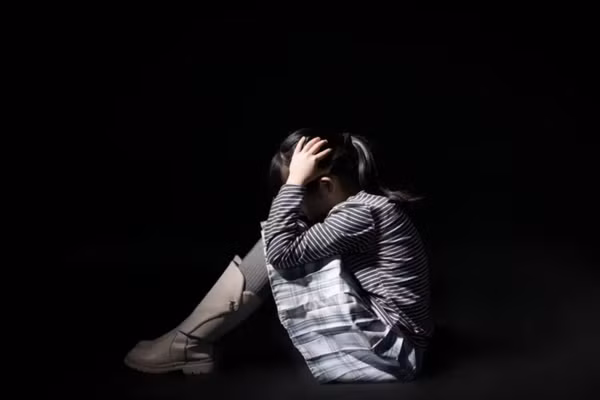 Xung quanh chúng ta có những đứa trẻ sở hữu thế giới nội tâm phong phú nhưng khó có thể diễn đạt một cách thích hợp bằng lời. (Ảnh: ITN).