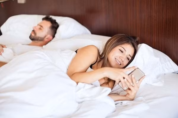 Tại sao phụ nữ ngoại tình lại dễ bị 'bắt bài' hơn đàn ông?