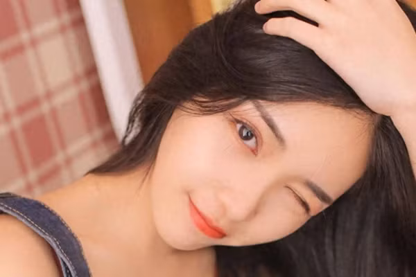 Theo đuổi phụ nữ, chỉ tốt với cô ấy thôi thực ra không mang lại nhiều hiệu quả. (Ảnh: ITN).