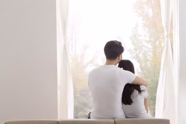Hãy tin rằng nửa kia cũng sẽ bị ảnh hưởng bởi thái độ lạc quan của bạn đối với công việc nhà, dần dần họ sẽ chủ động chia sẻ công việc nhà với bạn. (Ảnh: ITN).