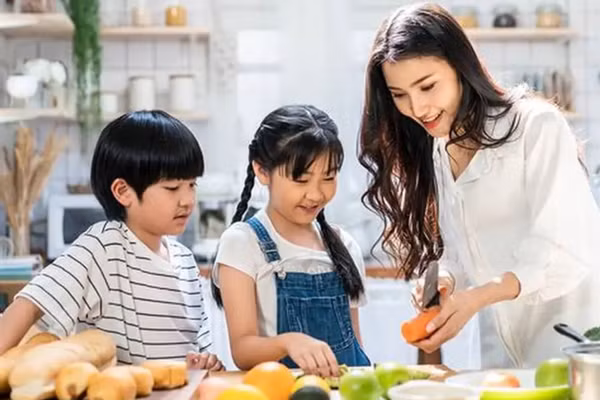 Ai làm cha mẹ cũng biết, để trẻ ăn nhiều rau giống như một 'cuộc chiến dai dẳng'. (Ảnh: ITN).