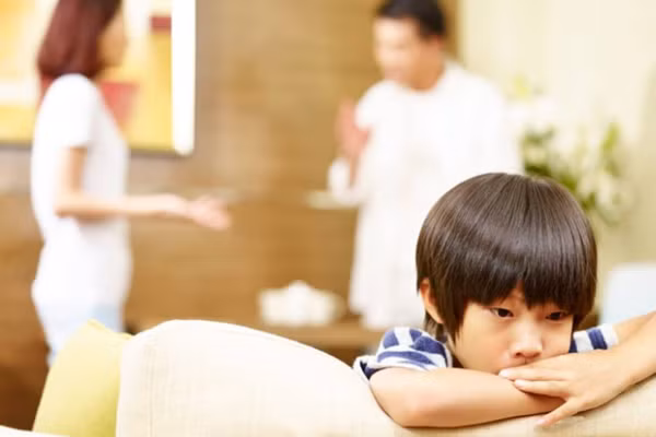 Có nhiều trẻ em cảm thấy thiếu sự chú ý và hỗ trợ từ cha mẹ. (Ảnh: ITN.