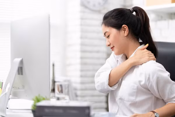 Chỉ cần tận dụng thời gian rảnh rỗi, thực hiện vài động tác giãn cơ siêu đơn giản, bạn có thể dễ dàng “tháo gỡ” sự căng cứng cho vai và cổ. (Ảnh: ITN).