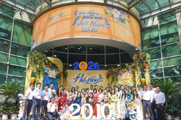 Tập thể cán bộ nhân viên PVcomBank cùng lưu giữ khoảnh khắc đáng nhớ tại không gian Phố Hoa nhân Ngày Phụ nữ Việt Nam 20/10.