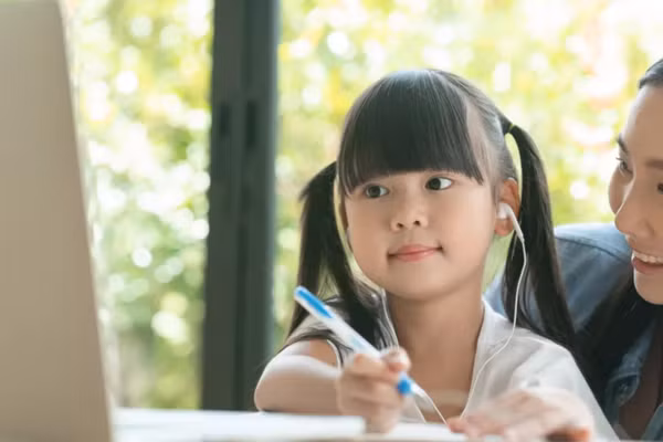 Khi cố gắng phát triển sự tự tin cho con, phụ huynh cũng cần chú ý đến thái độ nuôi dạy của chính mình. (Ảnh: ITN)