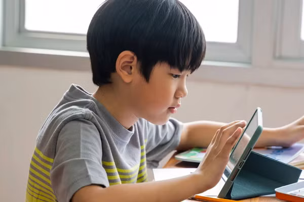 Nhiều bậc cha mẹ khi thấy con chơi điện thoại, phản ứng đầu tiên là chỉ trích. (Ảnh: ITN).