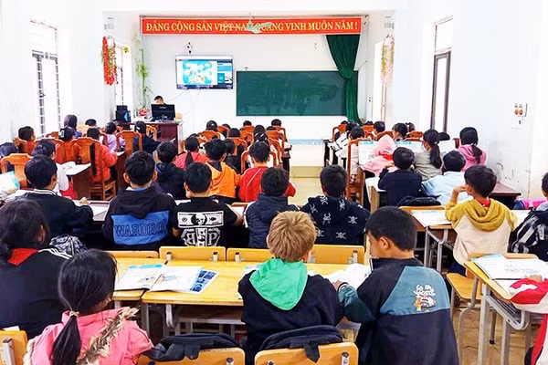 Trường phổ thông bán trú trung học cơ sở Phố Là tổ chức các lớp học trực tuyến môn tiếng Anh. Ảnh: BTQ