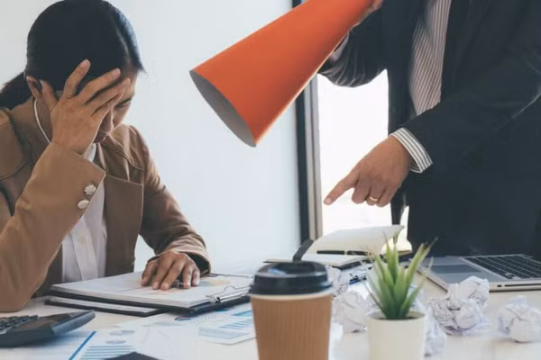 Khi có người cố tình chèn ép bạn, đừng nhịn, hãy đáp trả ngay. (Ảnh: ITN).