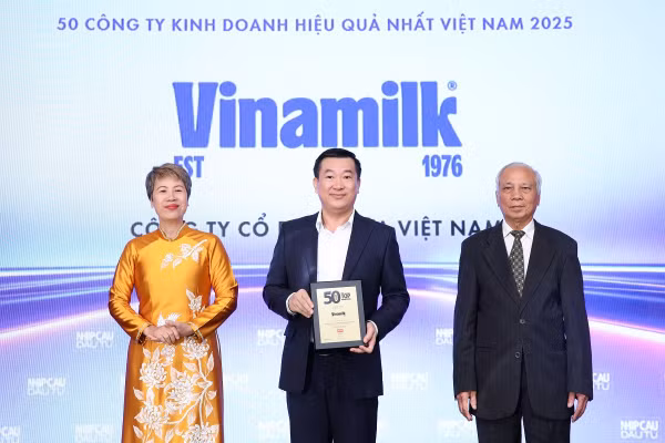 Đại diện Vinamilk - ông Đỗ Thanh Tuấn, Giám đốc Đối ngoại nhận vinh danh Top 50 Công ty kinh doanh hiệu quả nhất Việt Nam 2025 – (Ảnh: Nguyễn Hoàng)