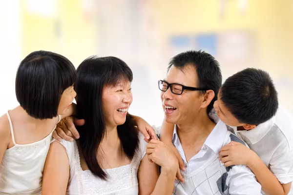 Thái độ của trẻ cũng dạy cho cha mẹ cách vượt qua những rắc rối trong cuộc sống. (Ảnh: ITN).