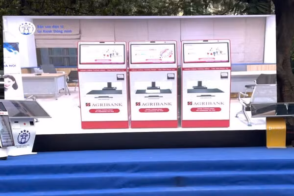 Kiosk thông minh xác thực và cấp bản sao số tài liệu điện tử do Agribank tài trợ được trưng bày tại sự kiện