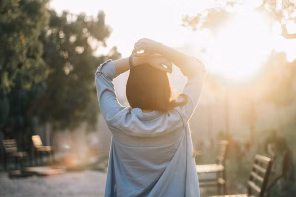 Tắm nắng có vẻ rất đơn giản, nhưng thực ra nó có cơ sở khoa học và giá trị tâm lý. (Ảnh: ITN)