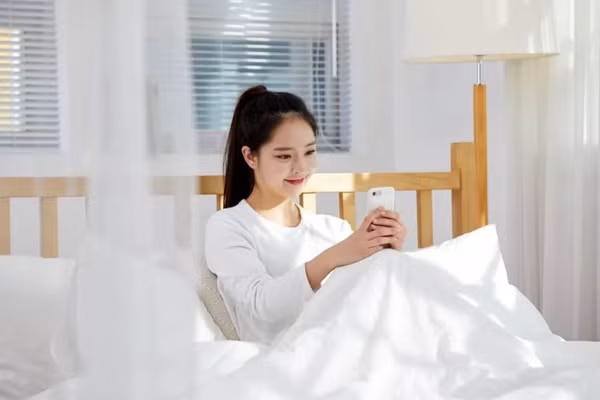 Đối với nhiều gia đình, điện thoại là nguyên nhân khiến tình cảm vợ chồng rạn nứt. (Ảnh: ITN).