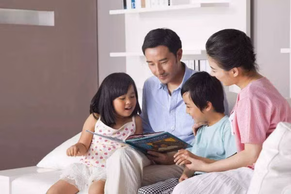 Giao tiếp giữa cha mẹ và con cái, quá trình tưởng chừng đơn giản nhưng thực ra rất phức tạp, thường ẩn chứa nhiều sai lầm không ai biết đến. (Ảnh: ITN).