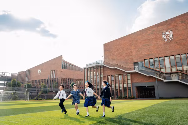 Kế thừa di sản giáo dục lâu đời gần 200 năm của hệ thống Brighton College tại Vương Quốc Anh, Nhà trường kết hợp hài hòa giữa những tiêu chuẩn học thuật xuất sắc với việc nuôi dưỡng sự tò mò và tư duy độc lập ở mỗi học sinh. Ảnh: Brighton College Vietnam