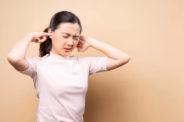 Tác hại của việc ngoáy tai không đúng cách vượt xa những gì mọi người tưởng tượng. (Ảnh: ITN).