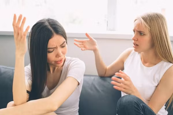 Kết bạn không đúng người thường sẽ cảm thấy cô đơn, tổn thương và nản lòng. (Ảnh: ITN).