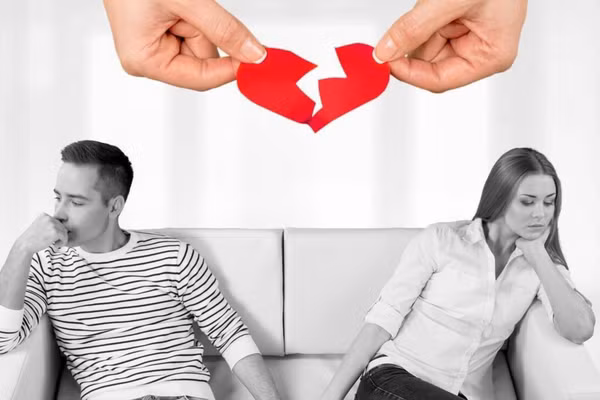 Nhiều cặp đôi không chia tay vì một trận cãi vã lớn, mà là vì tình yêu dần bị hao mòn bởi sự phớt lờ âm thầm hằng ngày. (Ảnh: ITN).