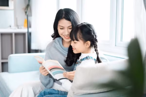 Cha mẹ ly hôn hoặc vắng mặt có thể gây tổn thương đến mối quan hệ gắn bó. (Ảnh: ITN).