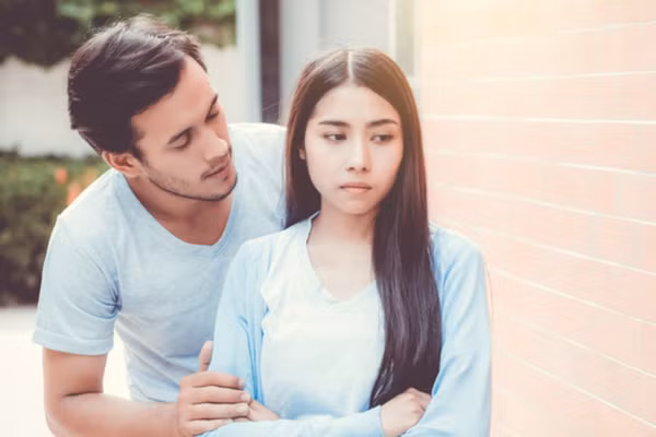 Những cảm xúc như nghi ngờ, hiểu lầm, nghi kỵ và than phiền thực chất đều xuất phát từ sự bám chấp vào bản thân và thái độ ích kỷ của chúng ta. (Ảnh: ITN)