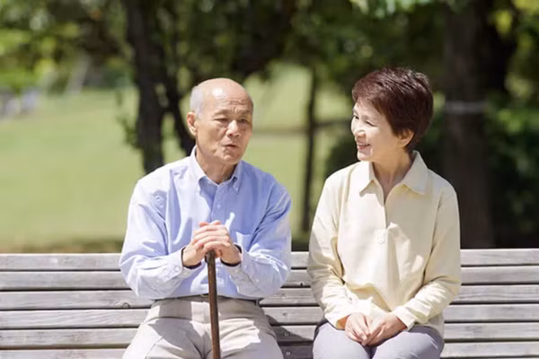 Con cái cho bố mẹ những gì họ muốn cho, nhưng quên hỏi xem bố mẹ thực sự muốn gì. (Ảnh: ITN).