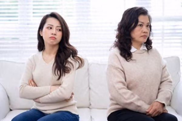 Trong những gia đình mà quan hệ mẹ chồng - nàng dâu không tốt, mẹ chồng và nàng dâu sẽ trở mặt, sinh ra đối kháng, đến mức không nhìn mặt nhau. (Ảnh: ITN).