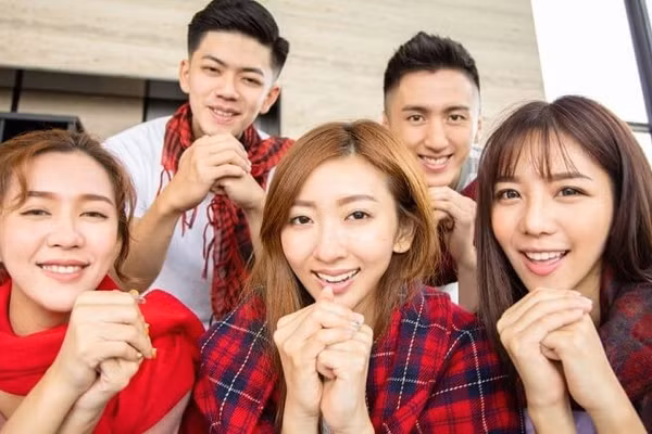 Lời chúc Tết Bính Ngọ 2026 vui nhộn gửi bạn bè, đồng nghiệp