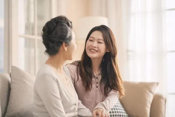 Người lớn tuổi nào cũng mong được tôn trọng và thích có người lắng nghe mình nói chuyện. (Ảnh: ITN).