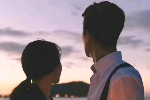 Điều thực sự làm cho tình yêu lắng đọng và sự gắn bó nảy nở thường là những việc vụn vặt trong cuộc sống hàng ngày. (Ảnh: ITN)