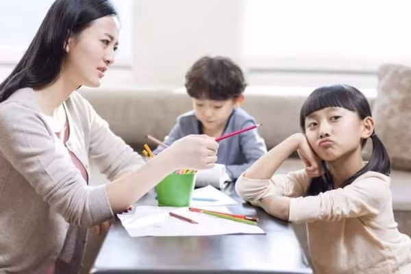 Khi trẻ có kết quả thi không tốt, phản ứng và cách xử lý của cha mẹ có ảnh hưởng sâu sắc đến sự phát triển của trẻ. (Ảnh: ITN).