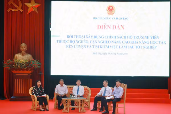Các chuyên gia, nhà quản lý giáo dục chia sẻ tại diễn đàn.