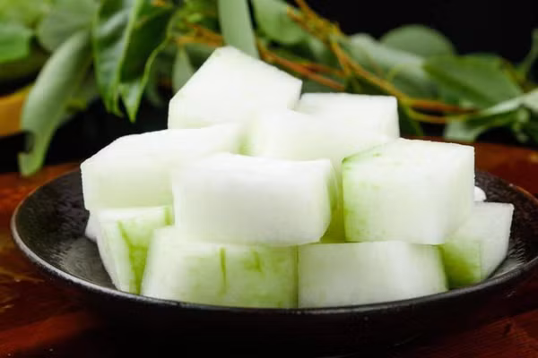 Các thành phần saponin trong bí đao có tác dụng lợi tiểu nhẹ, giúp thải bớt nước thừa và axit uric ra khỏi cơ thể. (Ảnh: ITN).