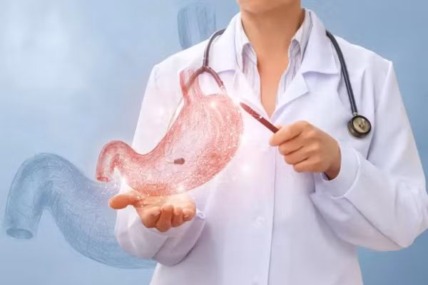 Các thực phẩm nhiều muối không chỉ làm tăng nguy cơ cao huyết áp và bệnh tim mạch, mà còn gây tổn thương lớp bảo vệ niêm mạc dạ dày. (Ảnh: ITN).