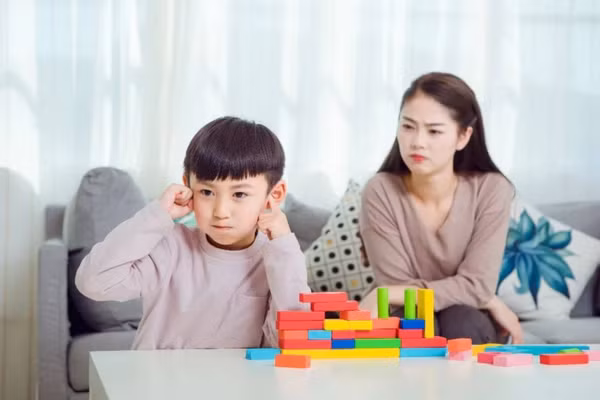 Khi cha mẹ phê bình trẻ, cần chú ý đến phương pháp, kỹ năng, thực hiện theo cách mà trẻ có thể tiếp nhận. (Ảnh: ITN).