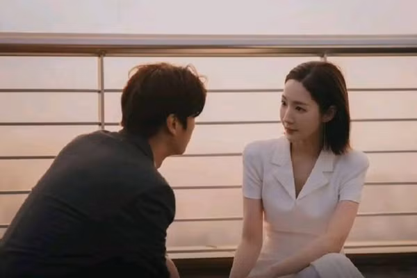 Nhiều người sau khi chia tay vẫn luôn nhớ về người cũ. (Ảnh: ITN).