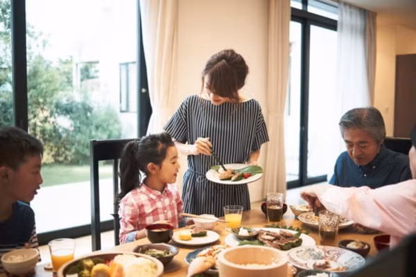 Những tương tác hài hước khiến tất cả cười nghiêng ngả, giúp các thành viên trong gia đình xích lại gần nhau hơn. (Ảnh: ITN).