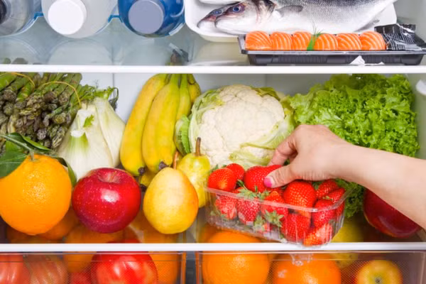 Ngày nắng nóng, tủ lạnh là “chiến trường” của rau quả. (Ảnh: ITN).