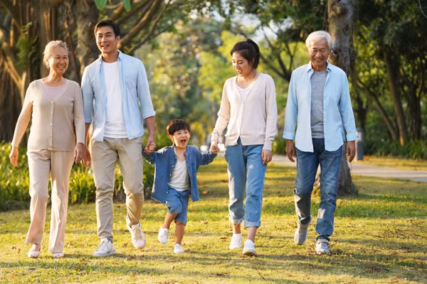 Sự ấm áp tình cảm giữa các thế hệ trong gia đình là món quà mà thời gian dành tặng cho người cao tuổi. (Ảnh: ITN).