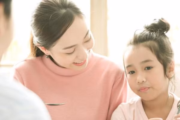 Hơn 70% trẻ em trong quá trình trưởng thành đã chịu ảnh hưởng tiềm ẩn từ cách khen ngợi của cha mẹ hoặc người khác. (Ảnh: ITN)