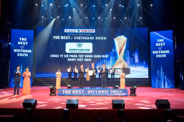 Ông Đỗ Đình Xuân – PCT HĐQT - Phó Tổng Giám Đốc đại diện nhận giải thưởng 