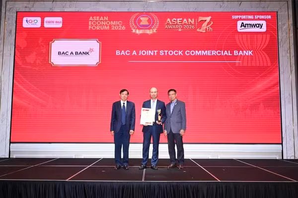 Đại diện BAC A BANK nhận giải thưởng Top 10 Doanh nghiệp tiêu biểu ASEAN 2026 từ Ban Tổ chức ASEAN Award 2026.