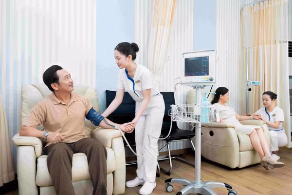 Bên cạnh chăm sóc y khoa, đội ngũ điều dưỡng còn hỗ trợ tâm lý, đồng hành cùng người bệnh và gia đình trong các quyết định quan trọng.
