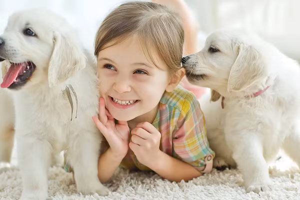 Sự tương tác thân thiết với thú cưng mang đến cho trẻ một mối quan hệ gắn bó ổn định, tăng cường cảm giác an toàn bên trong. (Ảnh: ITN).