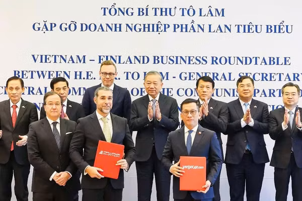 Tổng Bí thư Tô Lâm (giữa, hàng sau) chứng kiến & chúc mừng Vietjet và Airways Aviation trao thỏa thuận phát triển nguồn lực hàng không quốc tế tại Phần Lan.