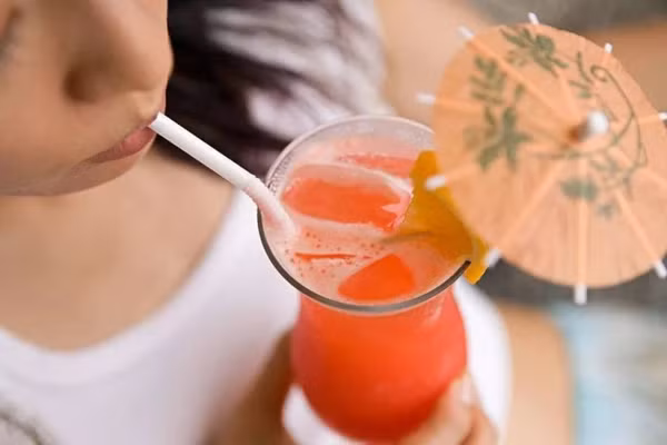 Không nên uống nước quá nhanh và nhiều khi khát dữ dội. (Ảnh: ITN).