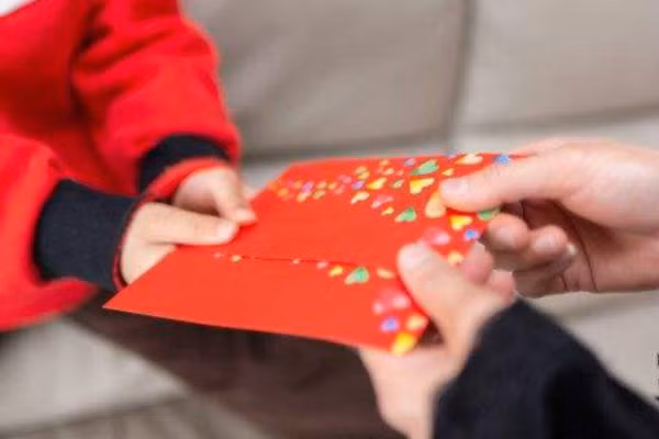 Nhiều trẻ sau Tết trở thành “cậu ấm cô chiêu”. (Ảnh: ITN).