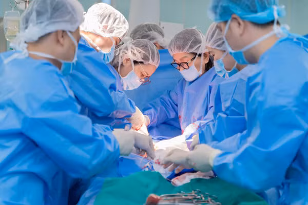 Ths.BS Đinh Thị Hiền Lê cùng ê-kíp thực hiện một ca mổ lấy thai phức tạp.