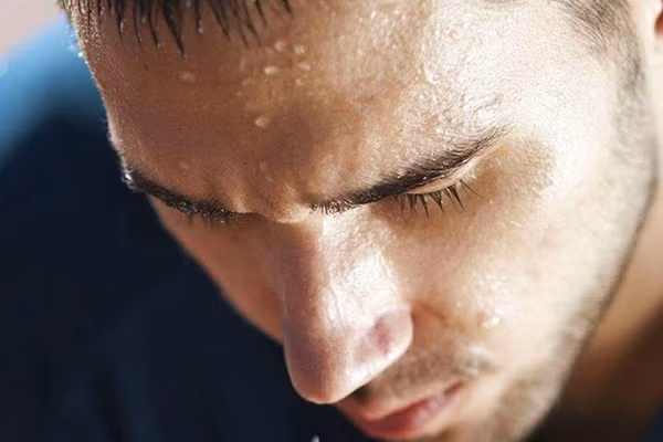 Đặc điểm sinh lý khác nhau ở từng nhóm người cũng có thể dẫn đến việc đổ mồ hôi nhiều vào ban đêm. (Ảnh: ITN).