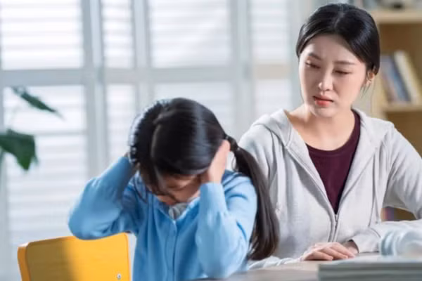 Bố mẹ thường đặt ra nhiều yêu cầu đối với con, mong con đạt được những tiêu chuẩn của họ. (Ảnh: ITN).